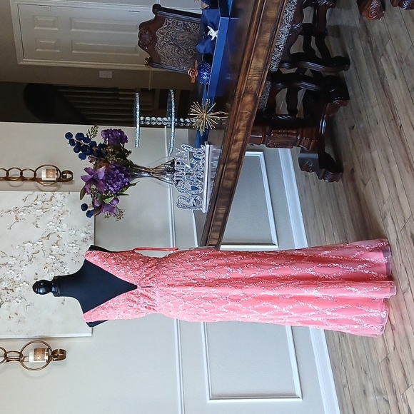 New Mac Duggal Coral Embellished Floor-length Gown. Size 8 - Picture 9 of 17
